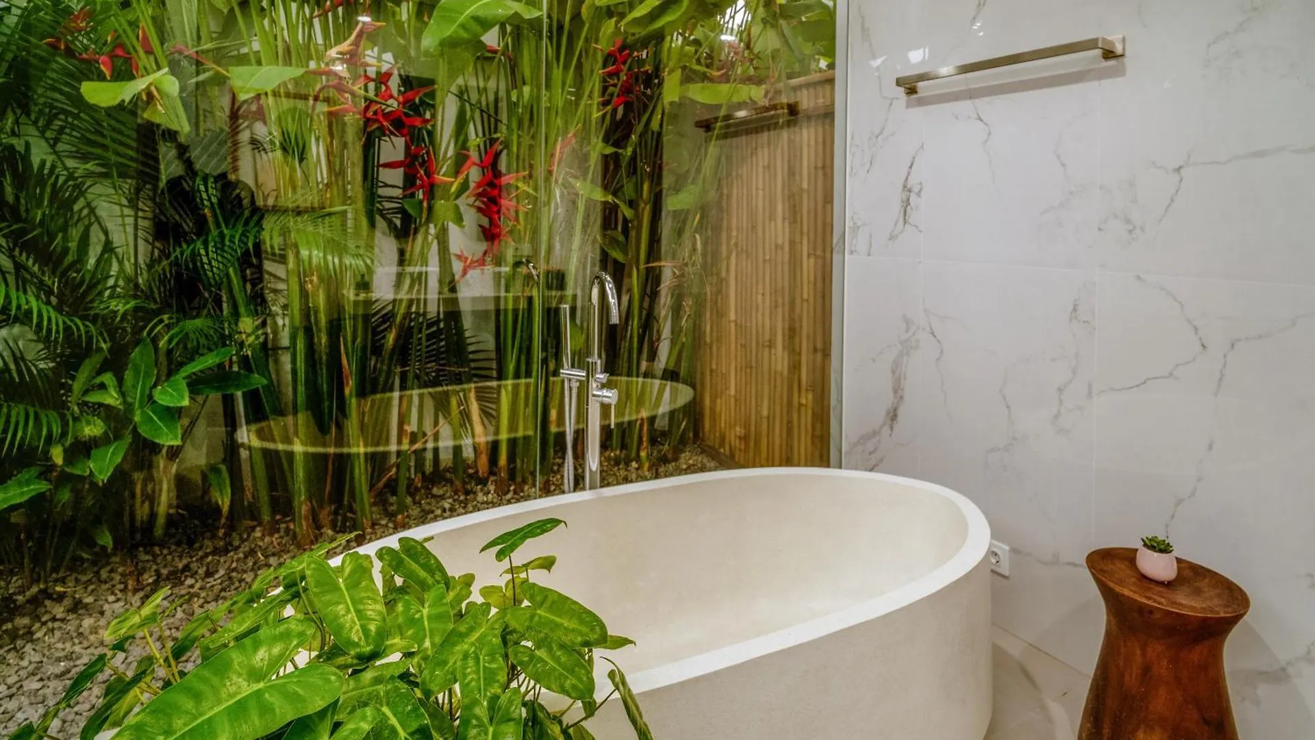 Bali Large 5-Br Private Luxury Dandanku Villa In Seminyak