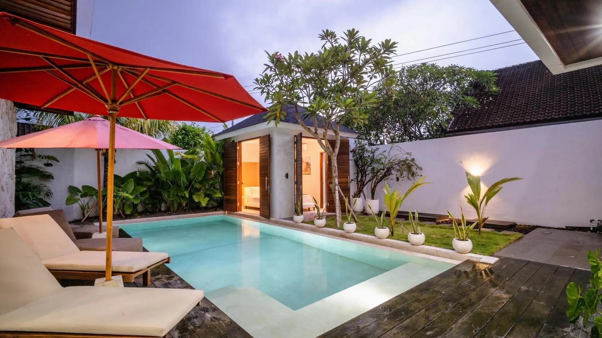 Bali Large 5-Br Private Luxury Dandanku Villa In Seminyak 0*, Seminyak (Bali)