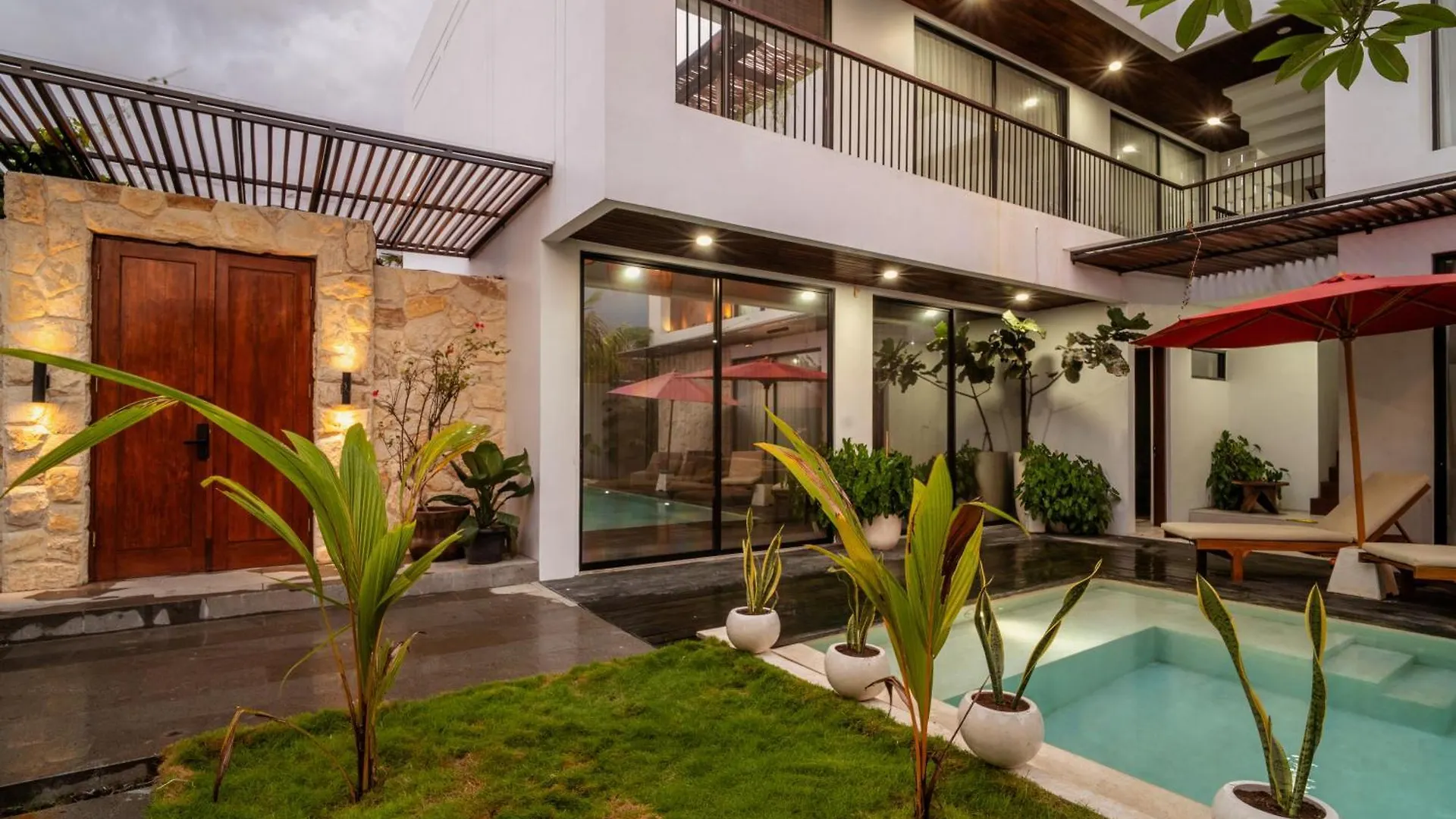 Bali Large 5-Br Private Luxury Dandanku Villa In Seminyak