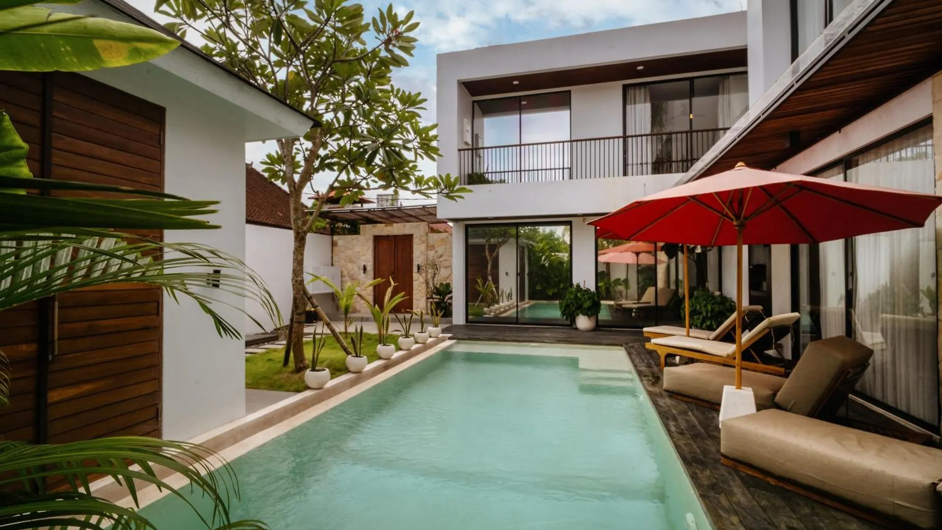 Bali Large 5-Br Private Luxury Dandanku Villa In Seminyak contacts